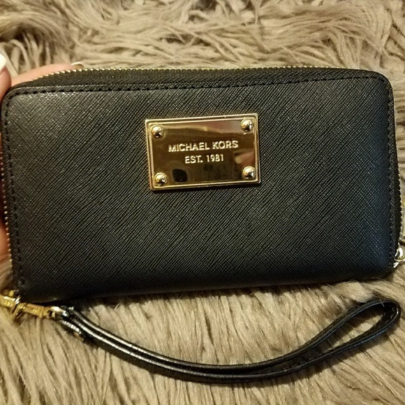 Michael Kors Handbags - Micheal Kors Wristlet Wallet